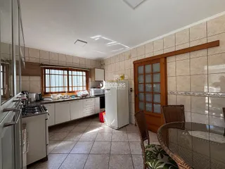 Foto de uma cozinha com piso de cerâmica e armários brancos.