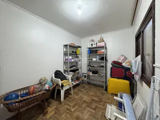 Foto de uma sala de estar com paredes brancas e piso de madeira em Lajeado.