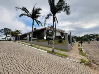 Fachada de uma residência em Lajeado, Brasil, com cerca e paisagismo.