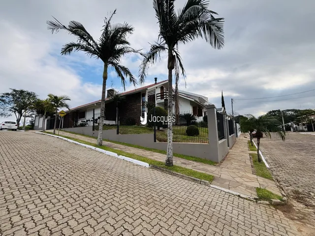 Fachada de uma residência em Lajeado, Brasil, com cerca e paisagismo.