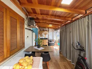 Interior de uma sala de jantar com teto de madeira e painéis de madeira.