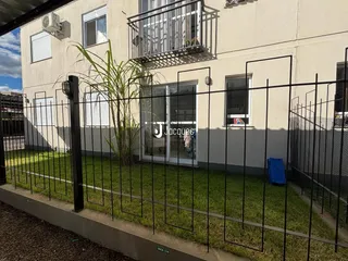 Fachada de uma casa em Lajeado com cerca preta e gramado verde.