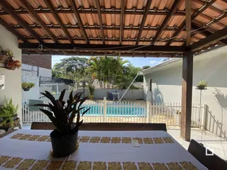 Vista de uma área externa com piscina e jardim em Lajeado, Brasil.