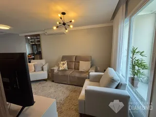 Sala de estar com sofá e vista para a janela.