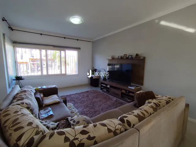 Sala de estar com sofá e janela de grande porte.