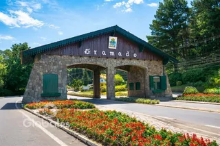Fachada de um portão de pedra com arco na entrada de uma propriedade em Lajeado.