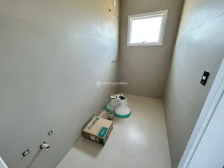 Foto de um corredor interno com paredes brancas.