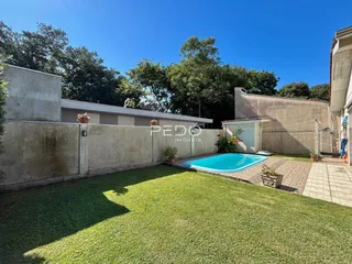Vista externa de uma propriedade com piscina e jardim em Lajeado, Brasil.