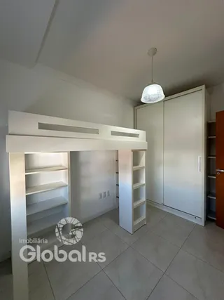 Quarto com armário embutido e piso de cerâmica.