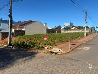 Vista externa de uma propriedade em Lajeado, Brasil, com vegetação ao fundo.