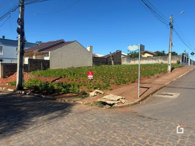 Vista externa de uma propriedade em Lajeado, Brasil, com vegetação ao fundo.