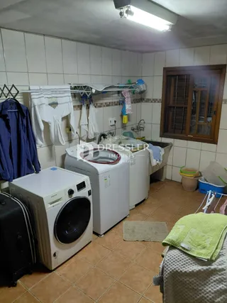 Foto de uma área de serviço com máquinas de lavar em um imóvel.