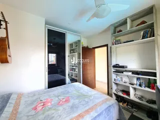 Quarto com cama e armários em um ambiente interno.