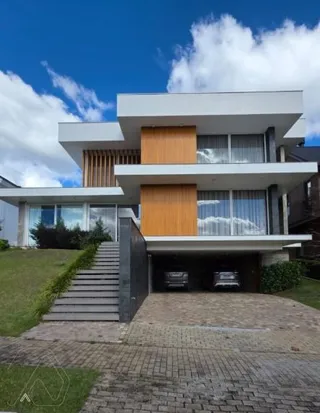 Casa com 4 dormitórios