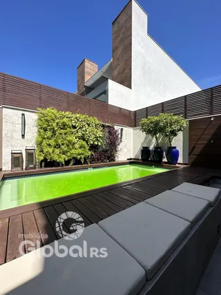 Fachada de casa com piscina e deck no Brasil.