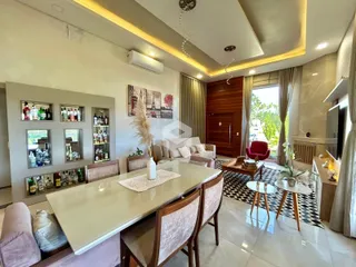 Sala de jantar e estar com decoração moderna em Lajeado.