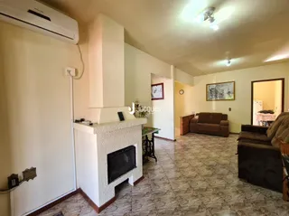Sala de estar com lareira e ar condicionado instalado.