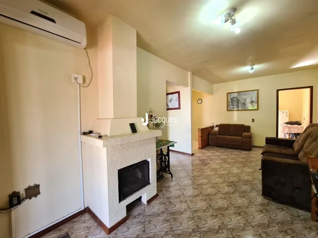 Sala de estar com lareira e ar condicionado instalado.