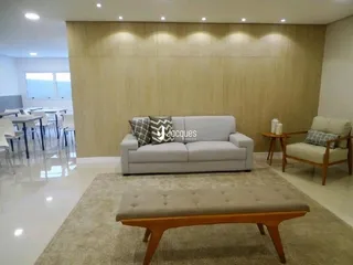 Sala de estar com painel de madeira na parede.