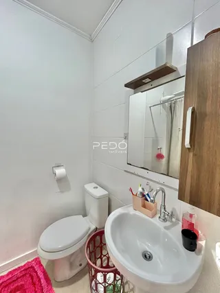 Foto de um banheiro interno com azulejos brancos.