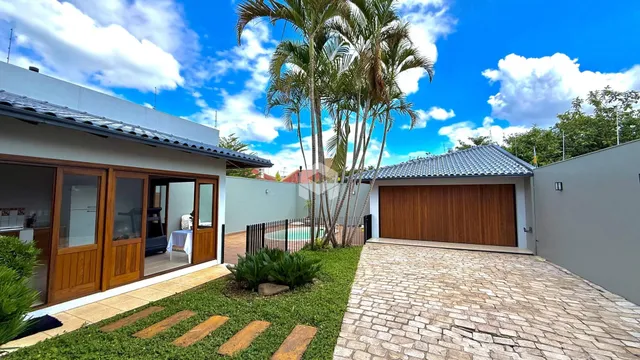 Fachada de uma residência com jardim e garagem em Lajeado, Brasil.
