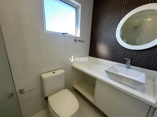 Foto de um banheiro moderno com azulejos marrons e brancos.