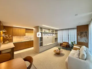 Sala de estar com cozinha integrada e móveis planejados em um apartamento.