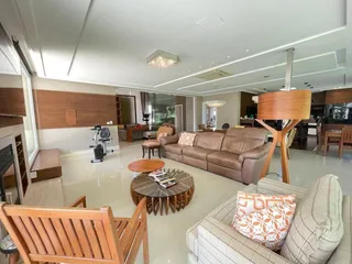 Sala de estar ampla com sofá e mesa de centro em um ambiente iluminado.