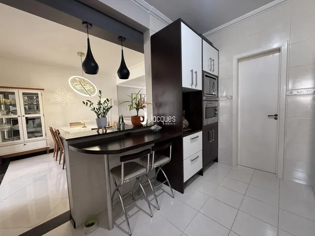 Vista de uma cozinha moderna com armários e bancada em Lajeado.