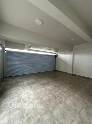 Foto do interior de uma sala com piso de cerâmica.