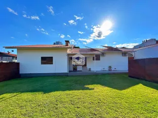 Fachada de uma residência em Lajeado, Brasil, com jardim gramado.