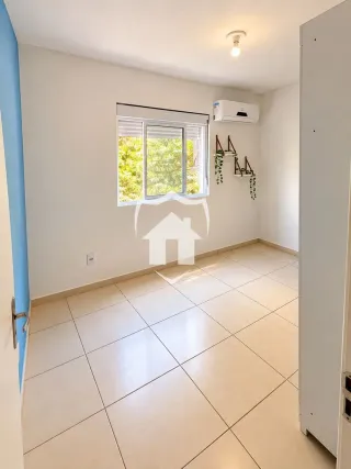 Foto de um cômodo interno com piso de cerâmica e ar condicionado instalado.