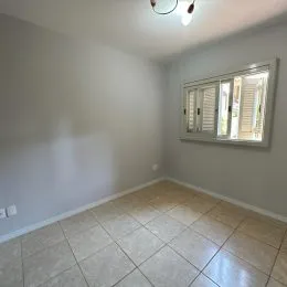 Foto de um cômodo interno com piso de cerâmica e janela.