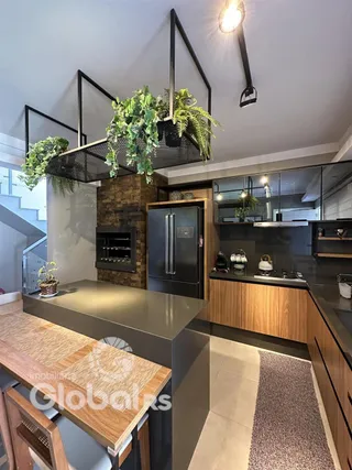 Vista da cozinha e área comum de uma residência em Lajeado.