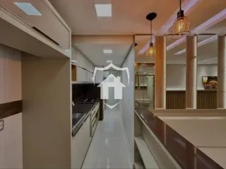 Corredor interno com revestimentos claros e armários embutidos.