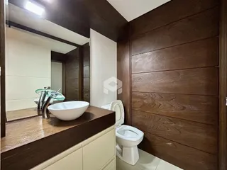 Foto de um banheiro com bancada e vaso sanitário em Lajeado.
