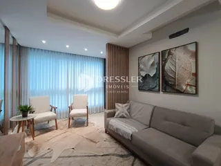 Sala de estar com sofá e decoração de parede.
