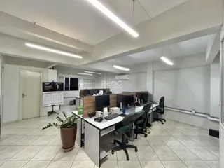 Foto de um escritório interno com piso de cerâmica e mobiliário de trabalho.