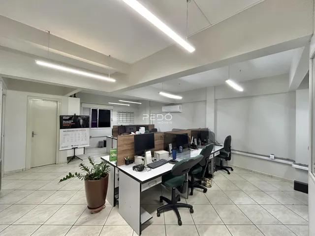 Foto de um escritório interno com piso de cerâmica e mobiliário de trabalho.