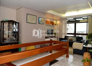 Quarto com cama de madeira no interior de uma residência.