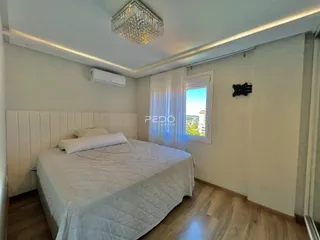 Quarto com cama e janela em um imóvel no Brasil.