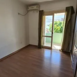 Foto de um cômodo interno com piso de madeira e ar-condicionado.
