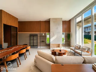A sala de estar moderna apresenta painéis de madeira e um sofá grande.