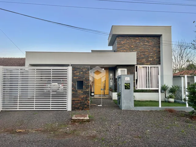 Fachada moderna de uma residência em Lajeado, Brasil.
