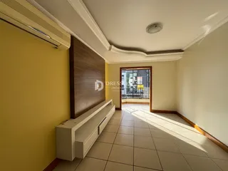Interior de uma sala com paredes amarelas e piso de cerâmica.