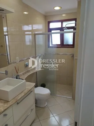 Banheiro com piso cerâmico e pia branca.