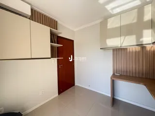 Imagem de uma sala com paredes brancas e piso claro.