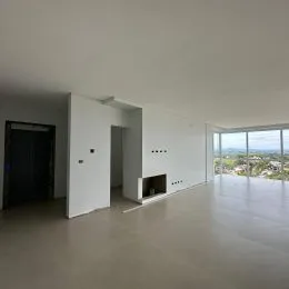 Ambiente interno com paredes brancas e lareira.