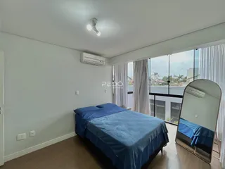 Quarto com cama e janela em um imóvel no Brasil.