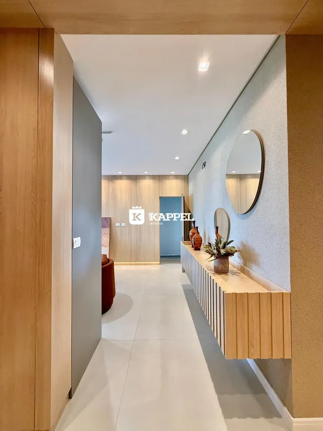 Hall de entrada moderno com painéis de madeira e espelhos decorativos.